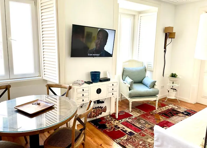 Bright And Spacious Three Bedroom Apt In The Heart Of Lisbon