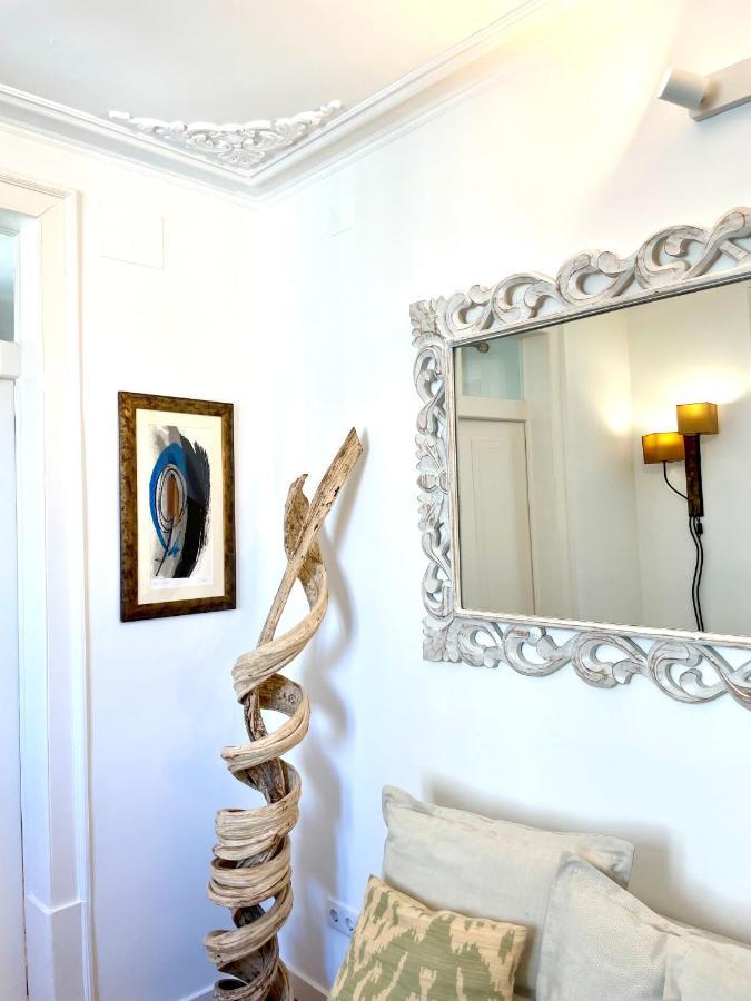 Bright And Spacious Three Bedroom In The Heart Of Apartment *