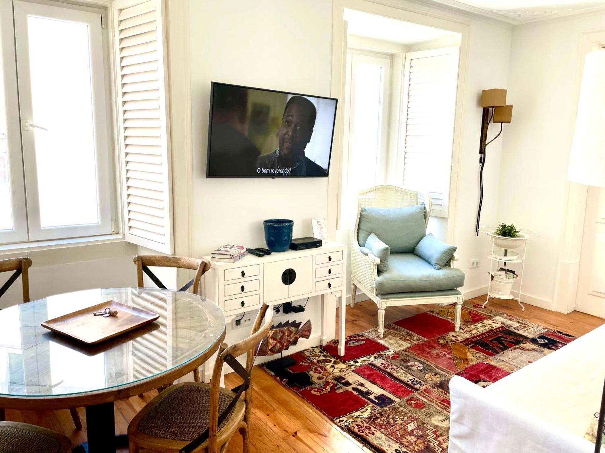 Bright And Spacious Three Bedroom In The Heart Of Apartment