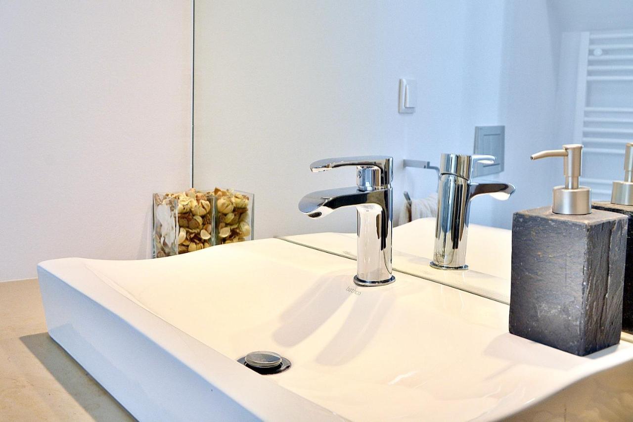 Bright And Spacious Three Bedroom In The Heart Of Apartment *