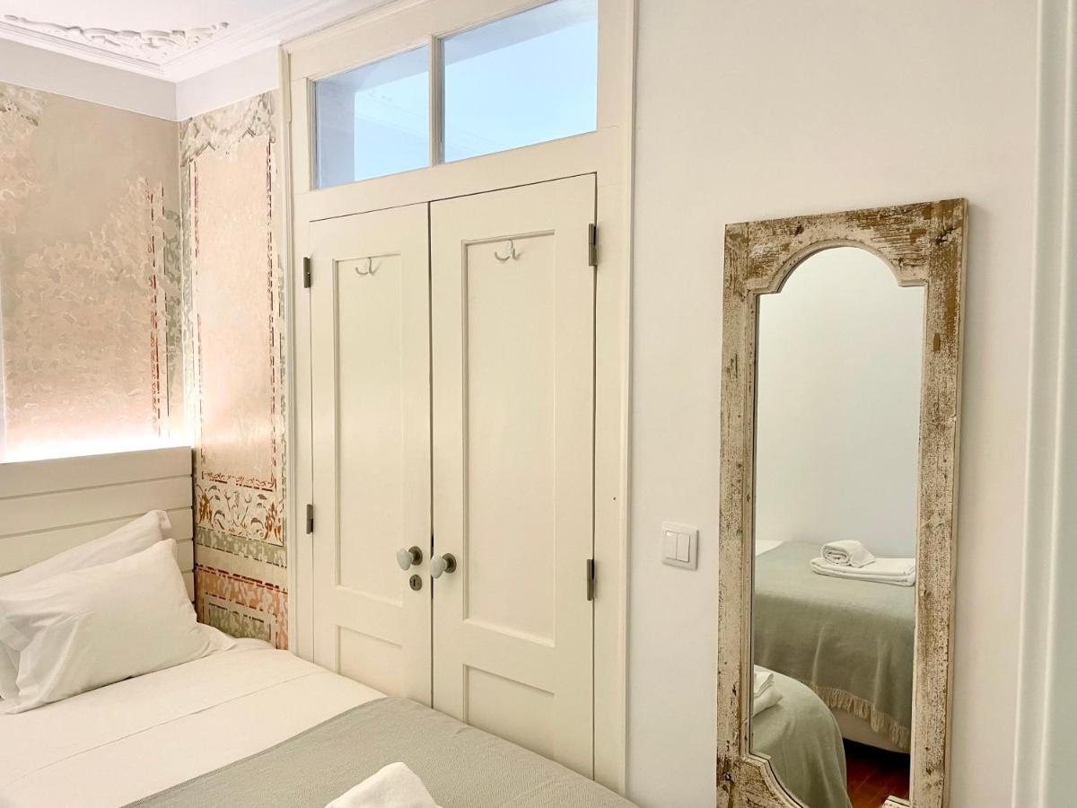 Bright And Spacious Three Bedroom In The Heart Of Apartment *